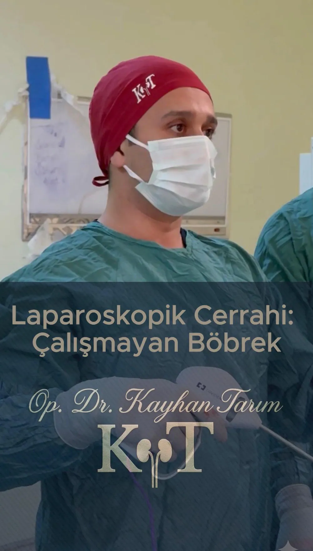 Op. Dr. Kayhan Tarım ameliyathanede, cerrahi önlük ve maskeyle. Görselin üzerinde “Laparoskopik Cerrahi: Çalışmayan Böbrek” yazmaktadır.