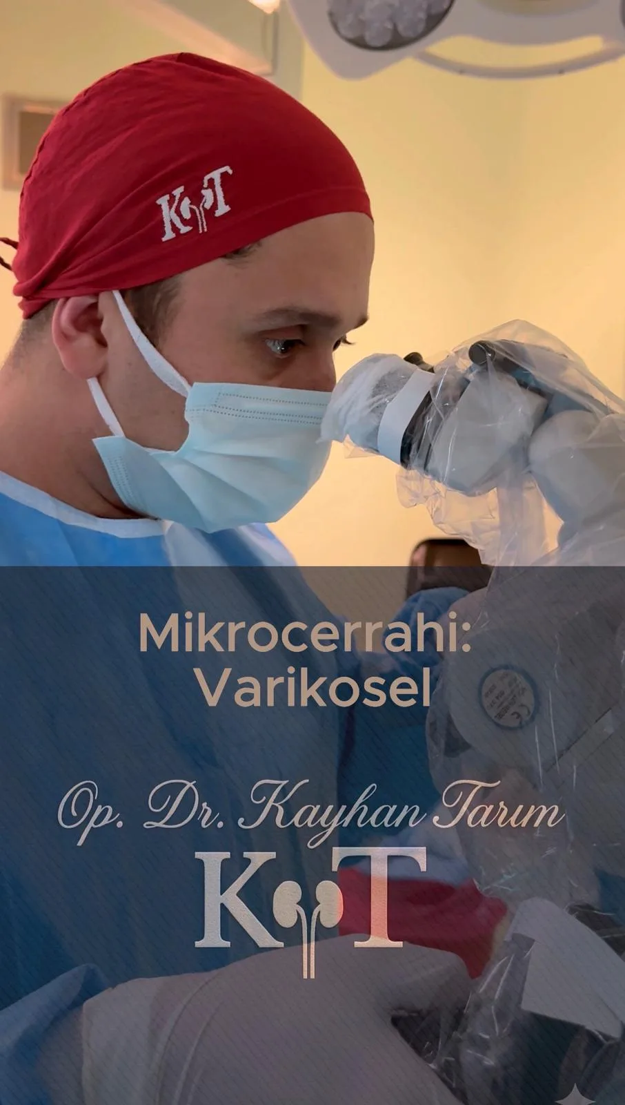 Op. Dr. Kayhan Tarım ameliyat mikroskobunun başında çalışırken. Görselin üzerinde “Mikrocerrahi: Varikosel” ve “Op. Dr. Kayhan Tarım” yazıları bulunur.